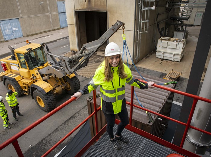 Sofie Rothén, projektledare på Växjö Energi, överser installationen av pilotanläggningen på Sandviksverket i Växjö. Foto: Johan Nordström